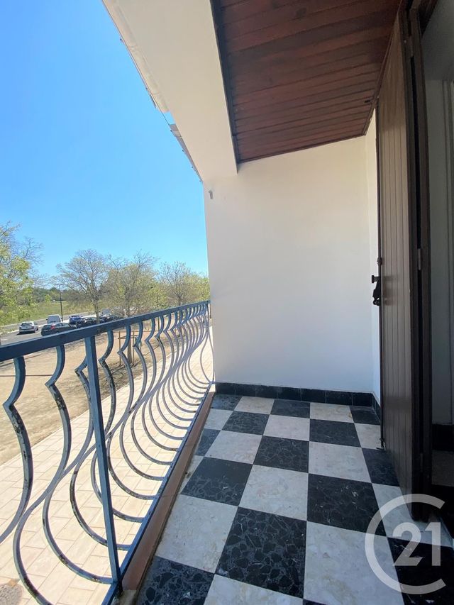 Appartement T4 à louer - 4 pièces - 87.17 m2 - FOURQUES - 30 - LANGUEDOC-ROUSSILLON - Century 21 Arelate Immo