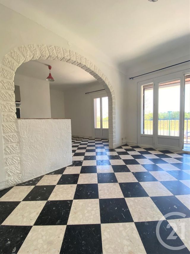 Appartement T4 à louer - 4 pièces - 87.17 m2 - FOURQUES - 30 - LANGUEDOC-ROUSSILLON - Century 21 Arelate Immo