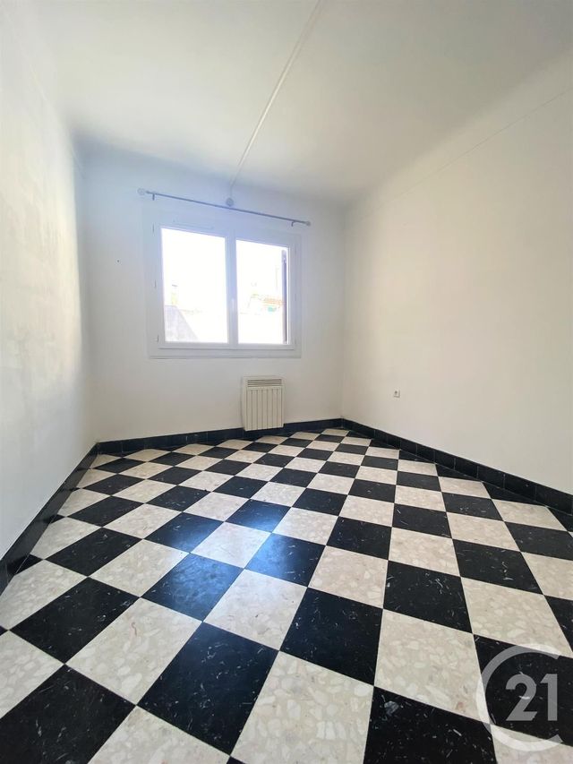 Appartement T4 à louer - 4 pièces - 87.17 m2 - FOURQUES - 30 - LANGUEDOC-ROUSSILLON - Century 21 Arelate Immo